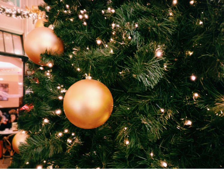 How to Deck Out Your Christmas Tree with Battery-Operated Garland and Improve Your Health
